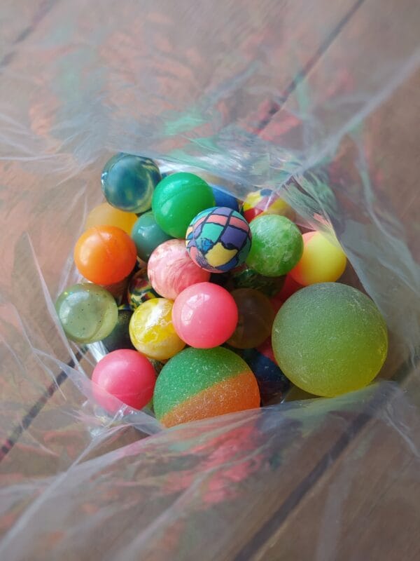 50 Pelotas Saltarinas Botonas de Máquinas Expendedoras (3) 50 Pelotas Locas Botonas Saltarinas de Colores para Niños