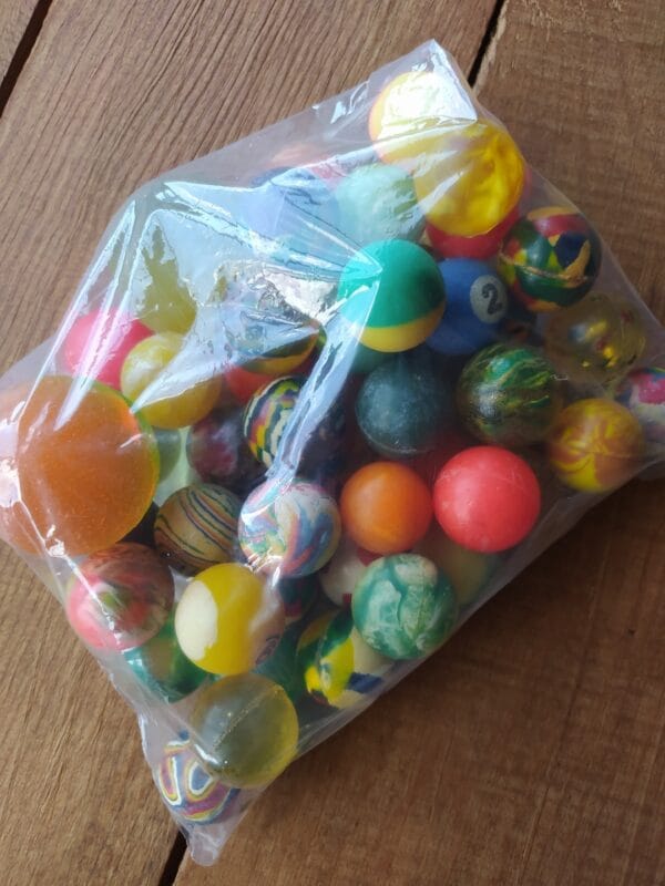 50 Pelotas Saltarinas Botonas de Máquinas Expendedoras (4) 50 Pelotas Locas Botonas Saltarinas de Colores para Niños