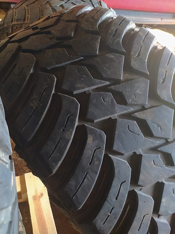 Juego de 4 Llantas AMP Terrain Attack MT A 37×13.50R22LT-3 Paquete de 4 Llantas Todoterreno AMP M/T 37x13.50R22LT