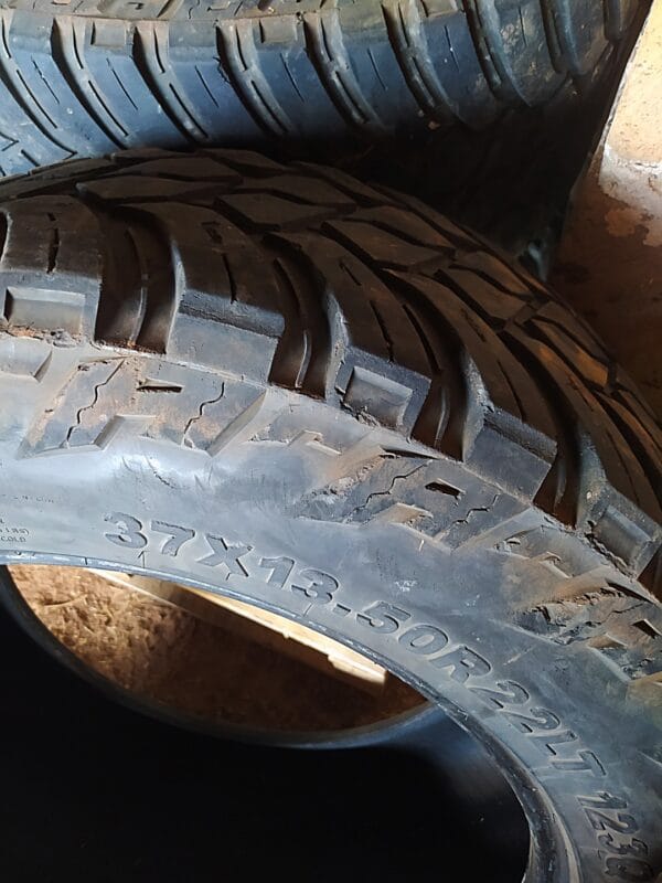 Juego de 4 Llantas AMP Terrain Attack MT A 37×13.50R22LT-9 Paquete de 4 Llantas Todoterreno AMP M/T 37x13.50R22LT
