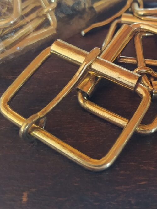 Paquete de 30 Hebillas Doradas para Cinturones