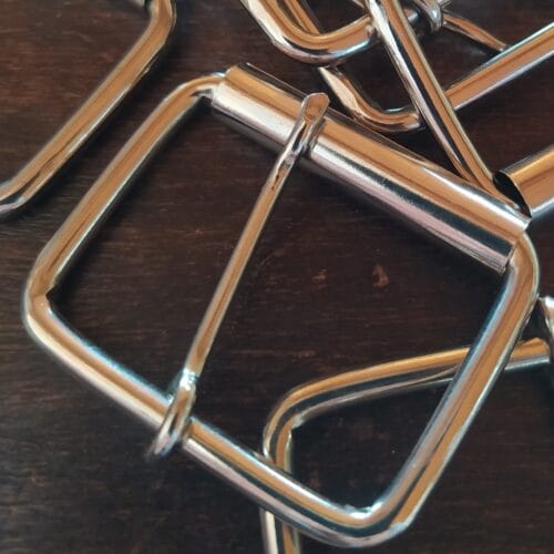 Paquete de 30 Hebillas Plateadas para Cinturones