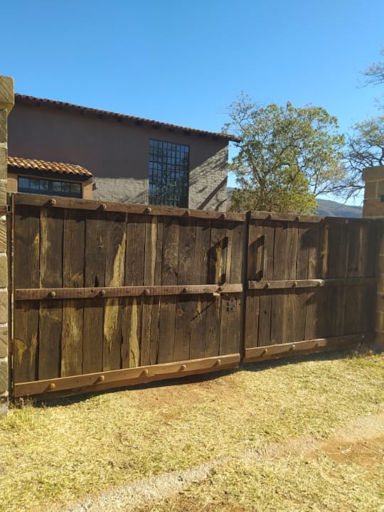 fiolleta – 23 Portón Rústico de Madera con Estructura de Fierro para Rancho
