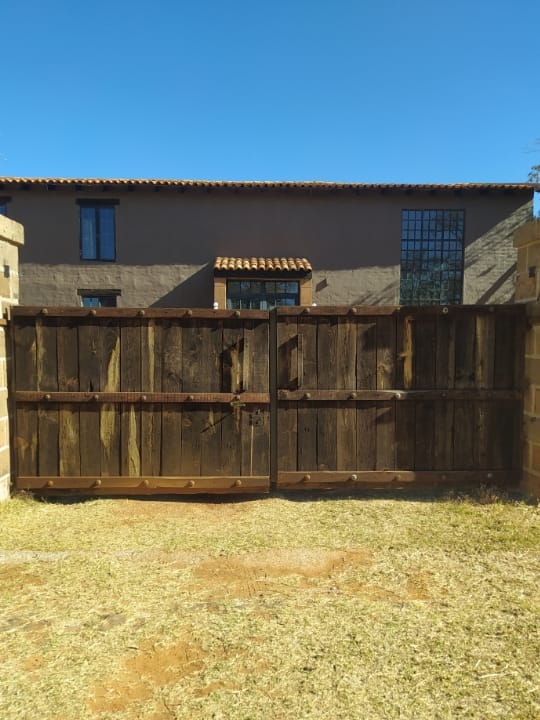 fiolleta – 24 Portón Rústico de Madera con Estructura de Fierro para Rancho