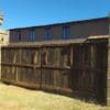 Portón Rústico de Madera con Estructura de Fierro para Rancho