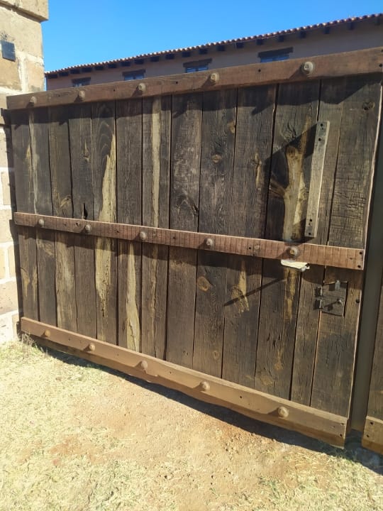 fiolleta – 26 Portón Rústico de Madera con Estructura de Fierro para Rancho