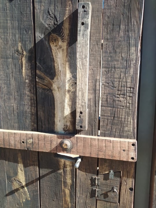 fiolleta – 27 Portón Rústico de Madera con Estructura de Fierro para Rancho