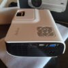 fiolleta – 29 Mini Proyector Portátil Multimedia Iolieo Full HD 1080P