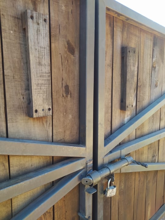 fiolleta – 33 Portón Rústico de Madera con Estructura de Fierro para Rancho