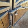 Portón Rústico de Madera con Estructura de Fierro para Rancho