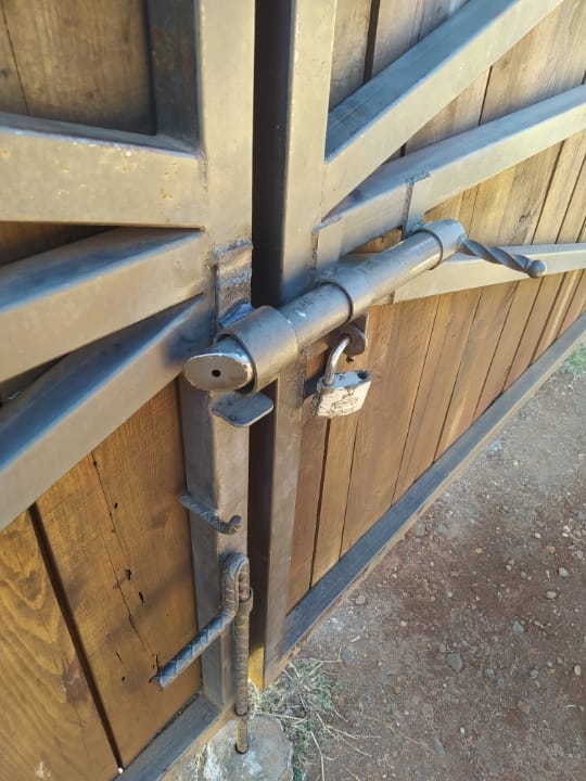 fiolleta – 34 Portón Rústico de Madera con Estructura de Fierro para Rancho