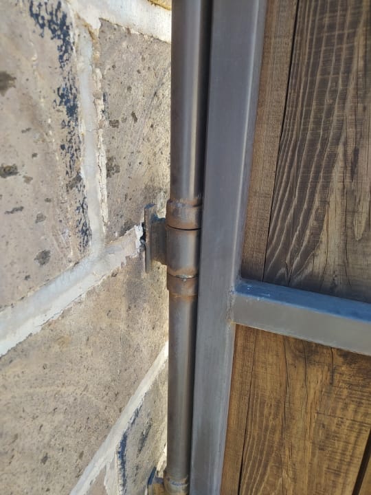 fiolleta – 35 Portón Rústico de Madera con Estructura de Fierro para Rancho