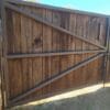 Portón Rústico de Madera con Estructura de Fierro para Rancho