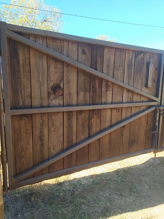 fiolleta – 36 Portón Rústico de Madera con Estructura de Fierro para Rancho