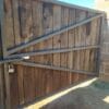 Portón Rústico de Madera con Estructura de Fierro para Rancho