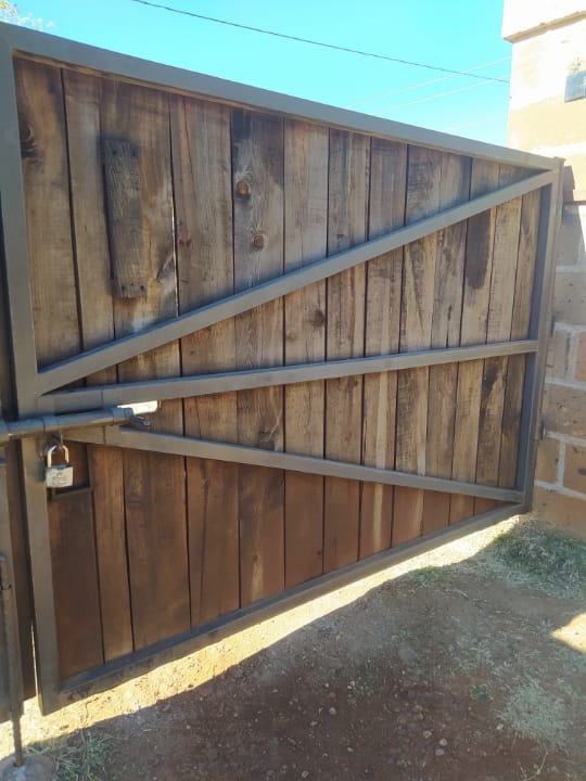 fiolleta – 39 Portón Rústico de Madera con Estructura de Fierro para Rancho