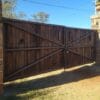 Portón Rústico de Madera con Estructura de Fierro para Rancho