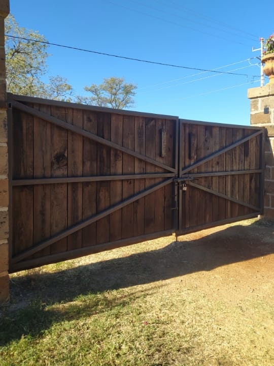 fiolleta – 40 Portón Rústico de Madera con Estructura de Fierro para Rancho