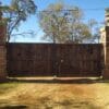 Portón Rústico de Madera con Estructura de Fierro para Rancho