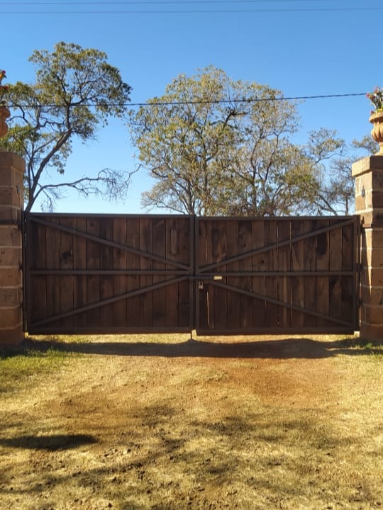 fiolleta – 41 Portón Rústico de Madera con Estructura de Fierro para Rancho