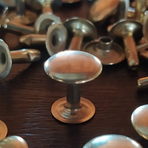 Paquete de 100 Remaches Plateados para Tela o Cuero