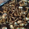 Paquete de 100 Remaches Plateados para Tela o Cuero