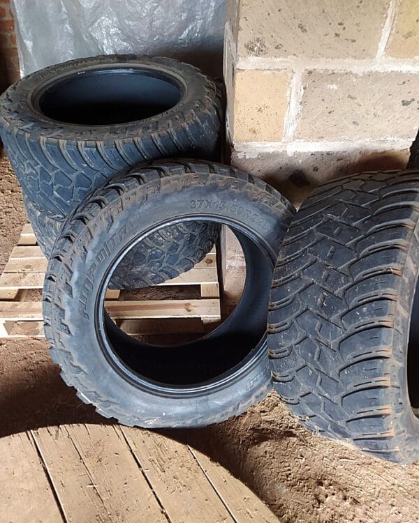 Juego de 4 Llantas AMP Terrain Attack M/T A 37x13.50R22LT