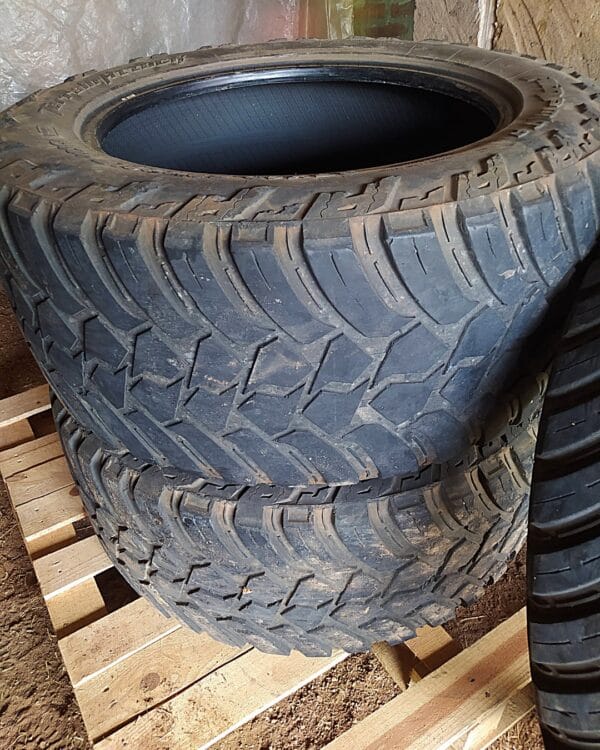 Juego de 4 Llantas AMP Terrain Attack M/T A 37x13.50R22LT