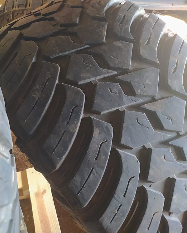 Juego de 4 Llantas AMP Terrain Attack M/T A 37x13.50R22LT