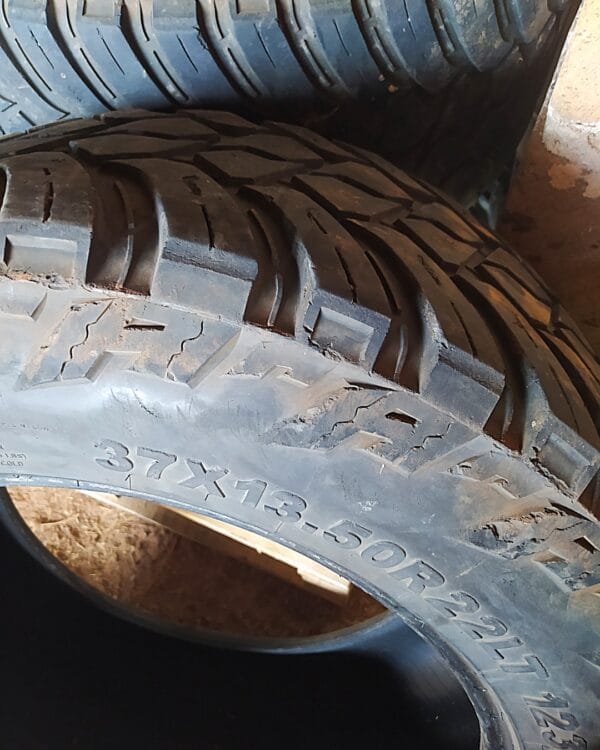 Juego de 4 Llantas AMP Terrain Attack M/T A 37x13.50R22LT