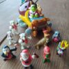 Colección de 10 Figuras de Villa Navideña de Coca Cola y El Grinch